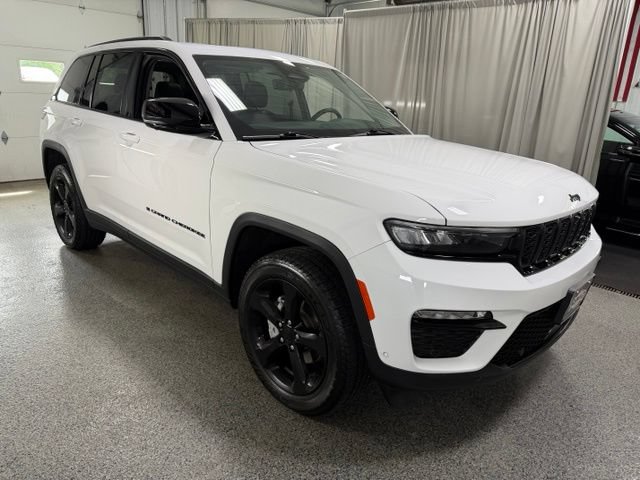 Used 2023 Jeep Grand Cherokee Limited w/ Luxury Tech Group II AWD/4WD image 3
