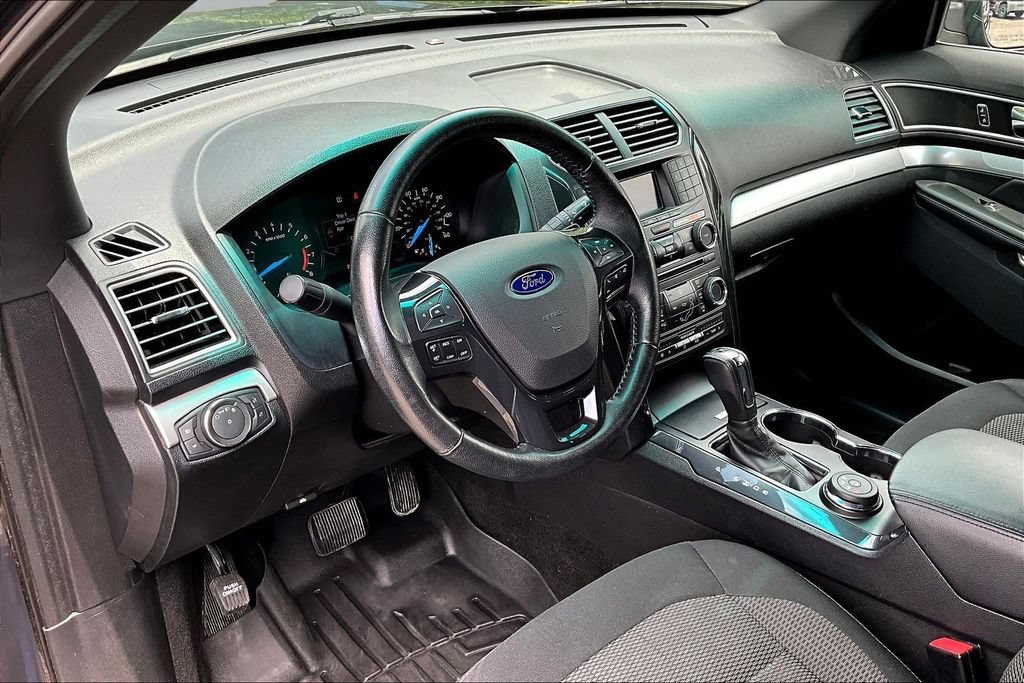 Used 2017 Ford Explorer XLT AWD/4WD image 18
