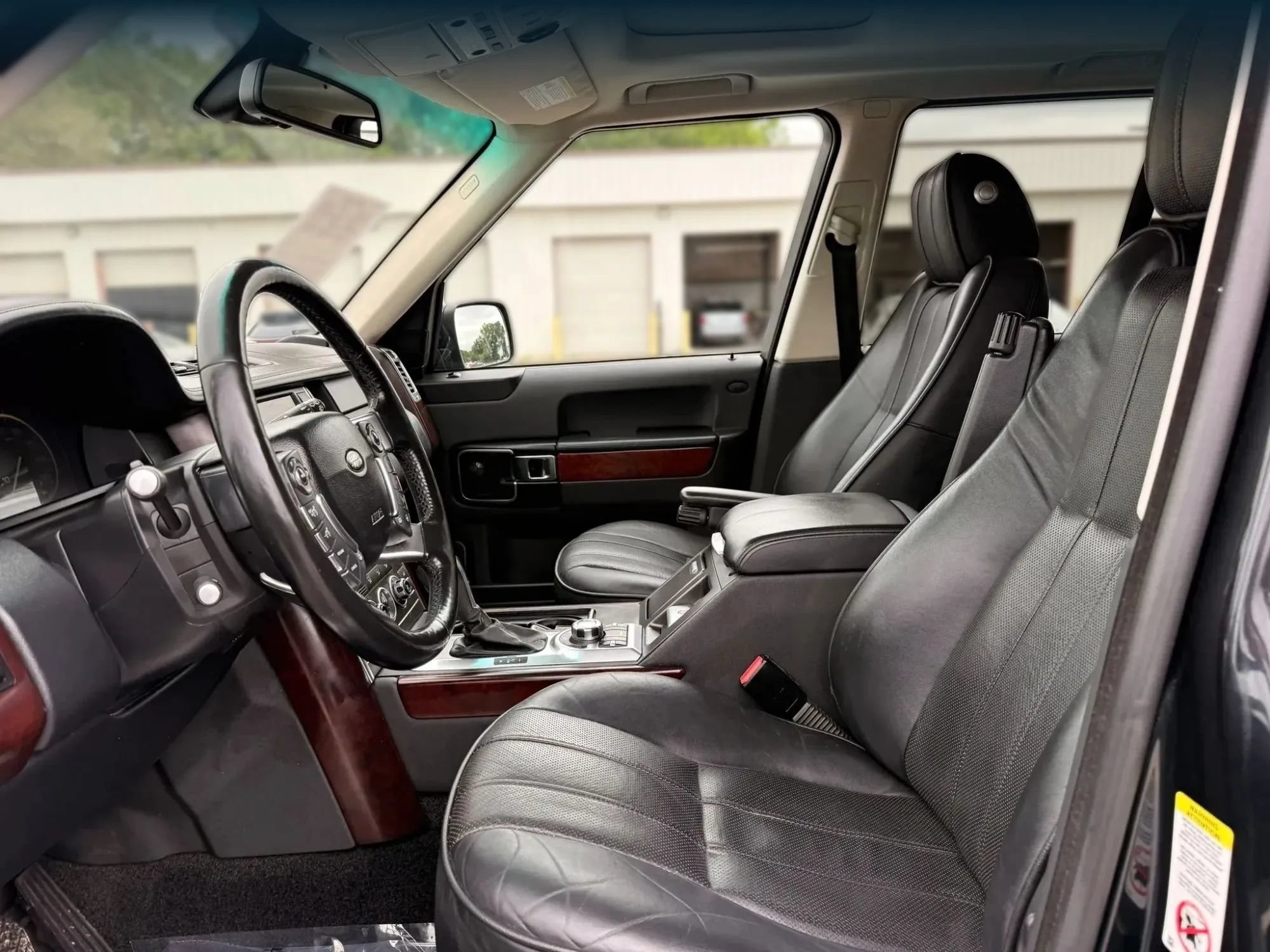Used 2011 Land Rover Range Rover HSE LUX AWD/4WD image 2