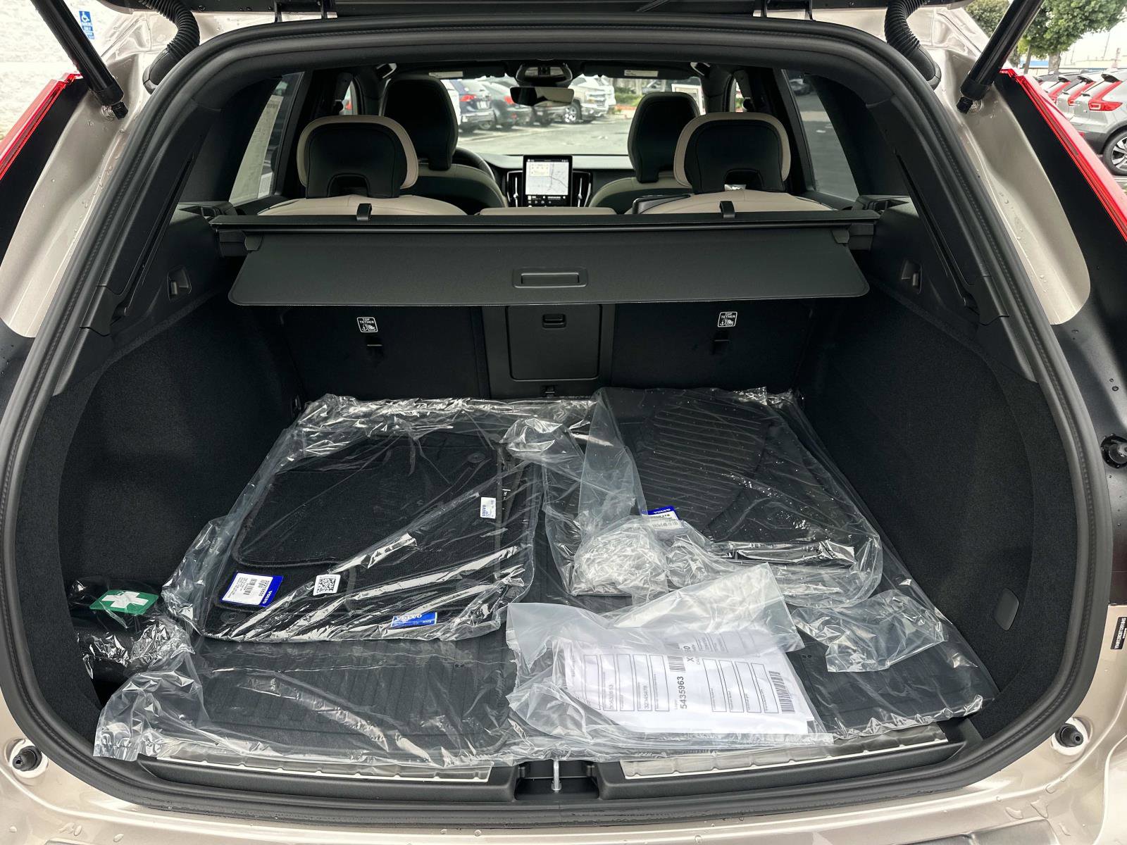 New 2026 Volvo XC60 B5 Plus w/ Protection Package Premier AWD/4WD image 18