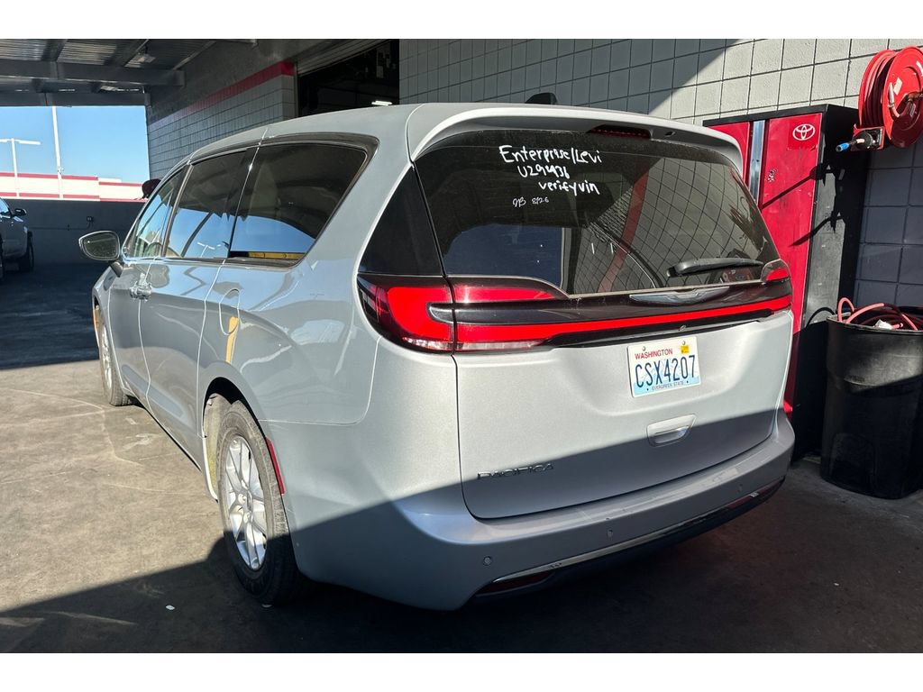 Used 2023 Chrysler Pacifica Touring-L FWD image 6