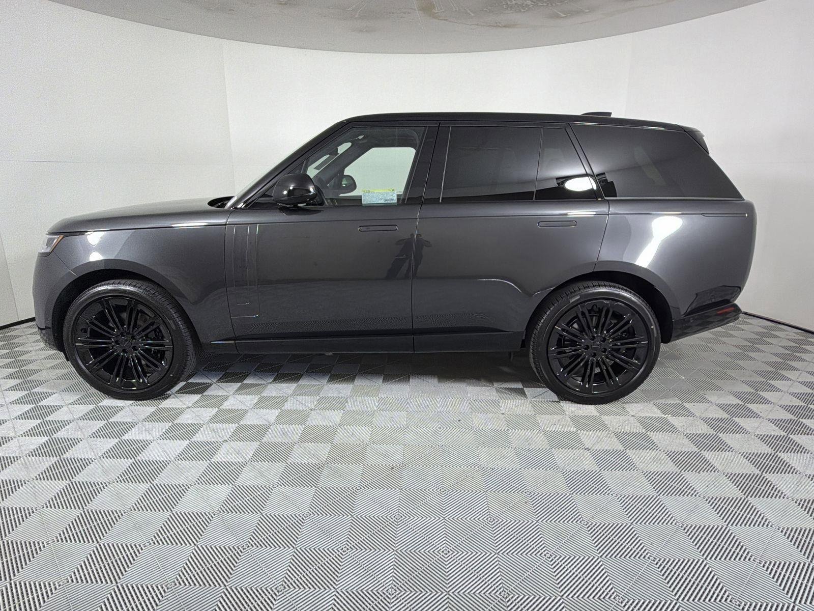 New 2026 Land Rover Range Rover SE image 2