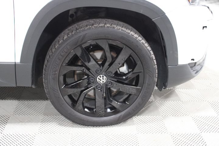 Used 2022 Volkswagen Taos SE w/ Panoramic Sunroof Package FWD image 46