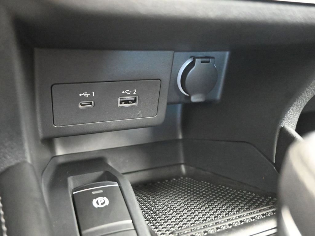 Used 2023 Nissan Kicks SR image 34