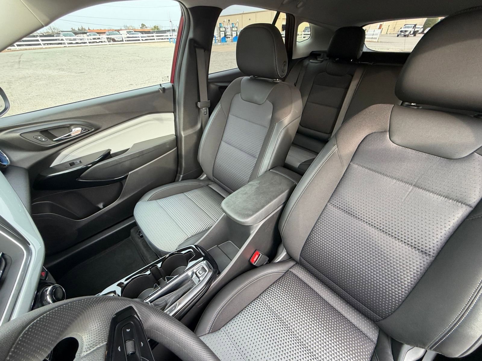 Used 2025 Chevrolet Trax LT image 34