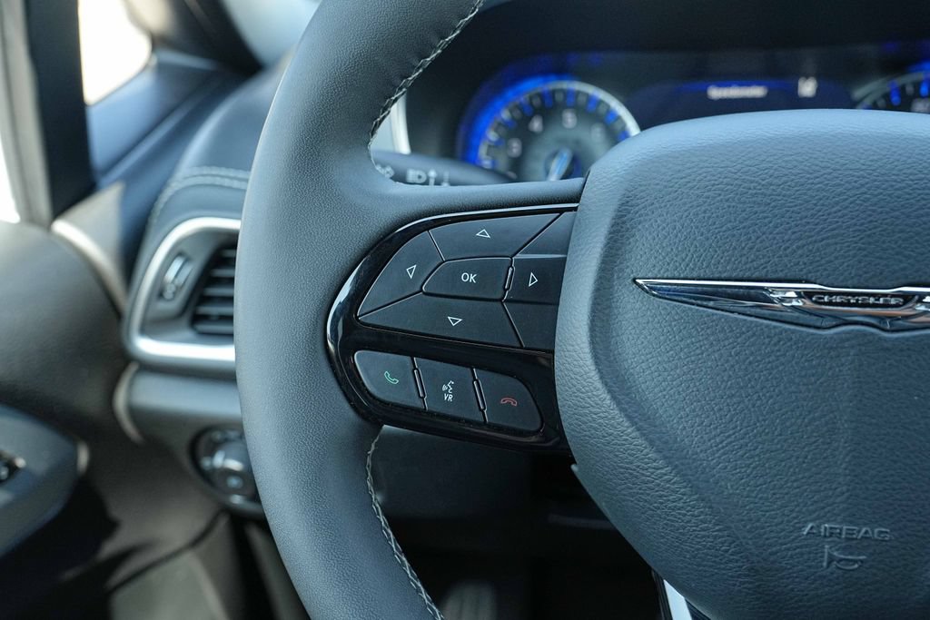 Used 2025 Chrysler Pacifica Limited FWD image 33