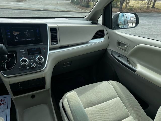Used 2017 Toyota Sienna L FWD image 29