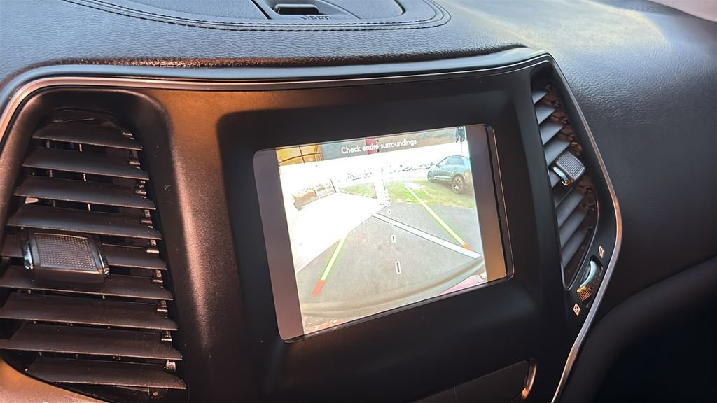 Used 2019 Jeep Cherokee Latitude w/ Cold Weather Group image 16