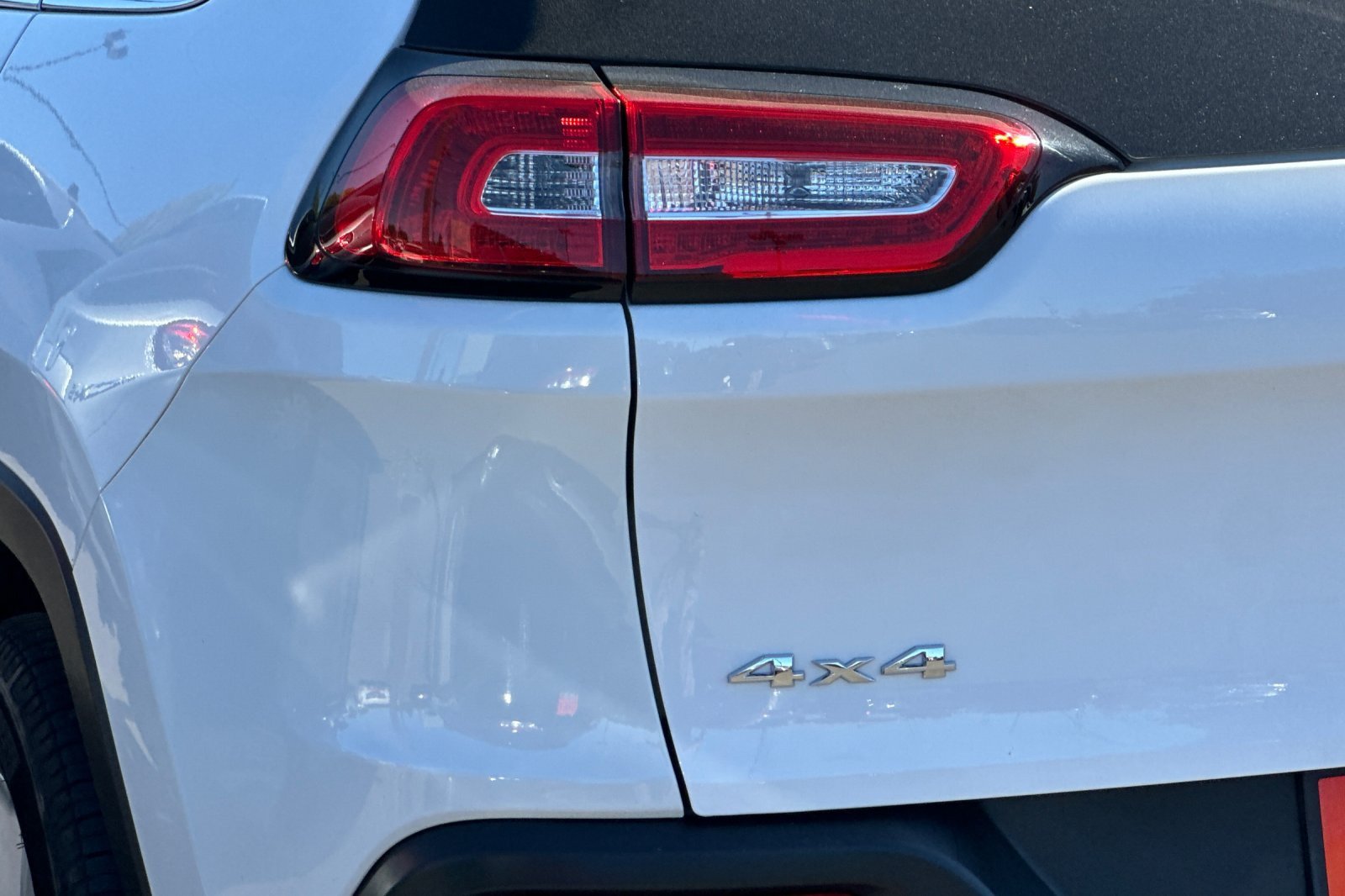Used 2018 Jeep Cherokee Latitude Plus AWD/4WD image 26