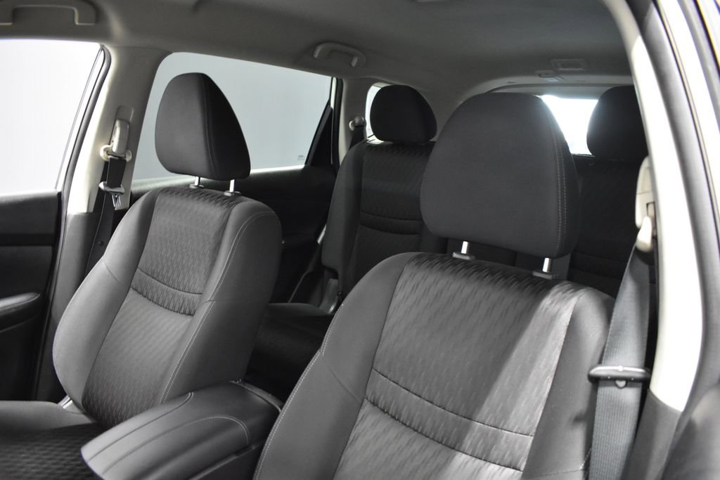 Used 2019 Nissan Rogue SV image 16