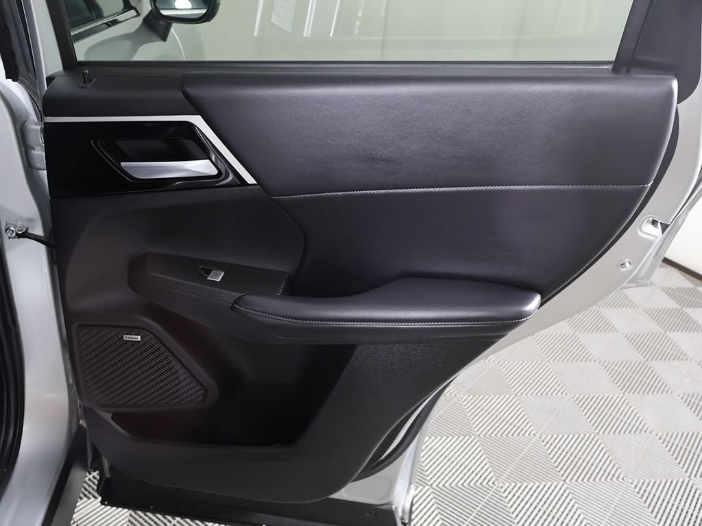 Used 2025 Mitsubishi Outlander SE FWD image 23