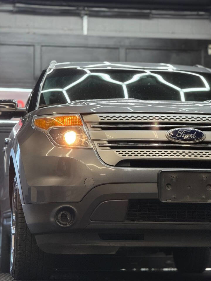 Used 2014 Ford Explorer XLT w/ Equipment Group 202A image 3