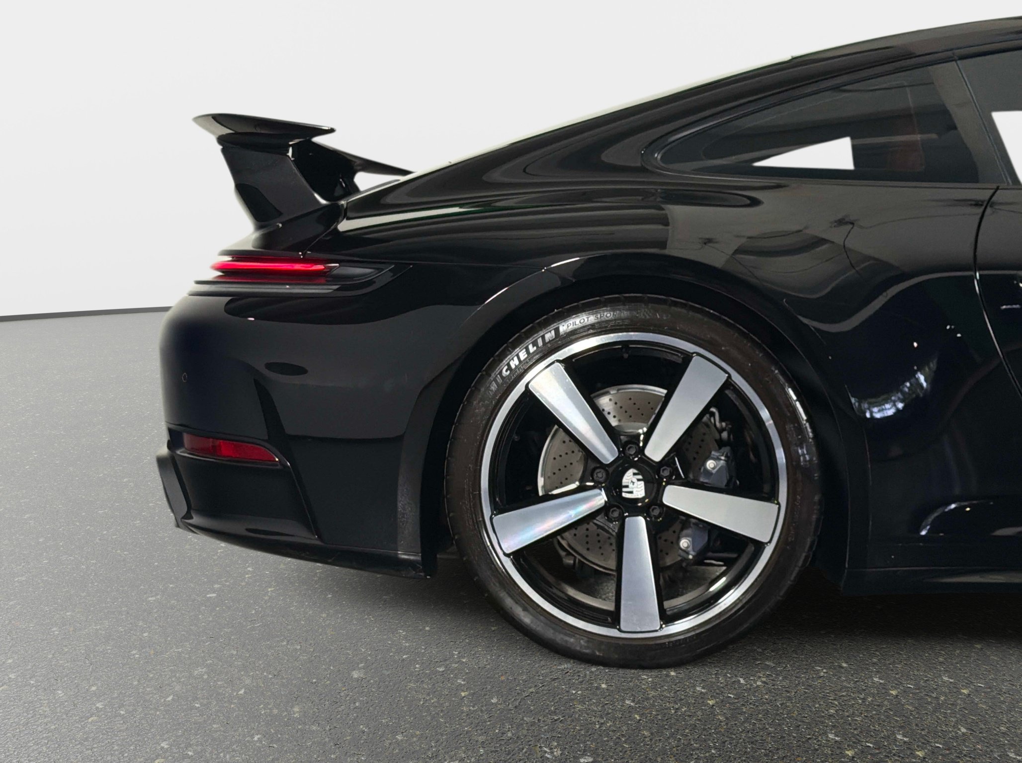 Used 2025 Porsche 911 Carrera RWD image 5