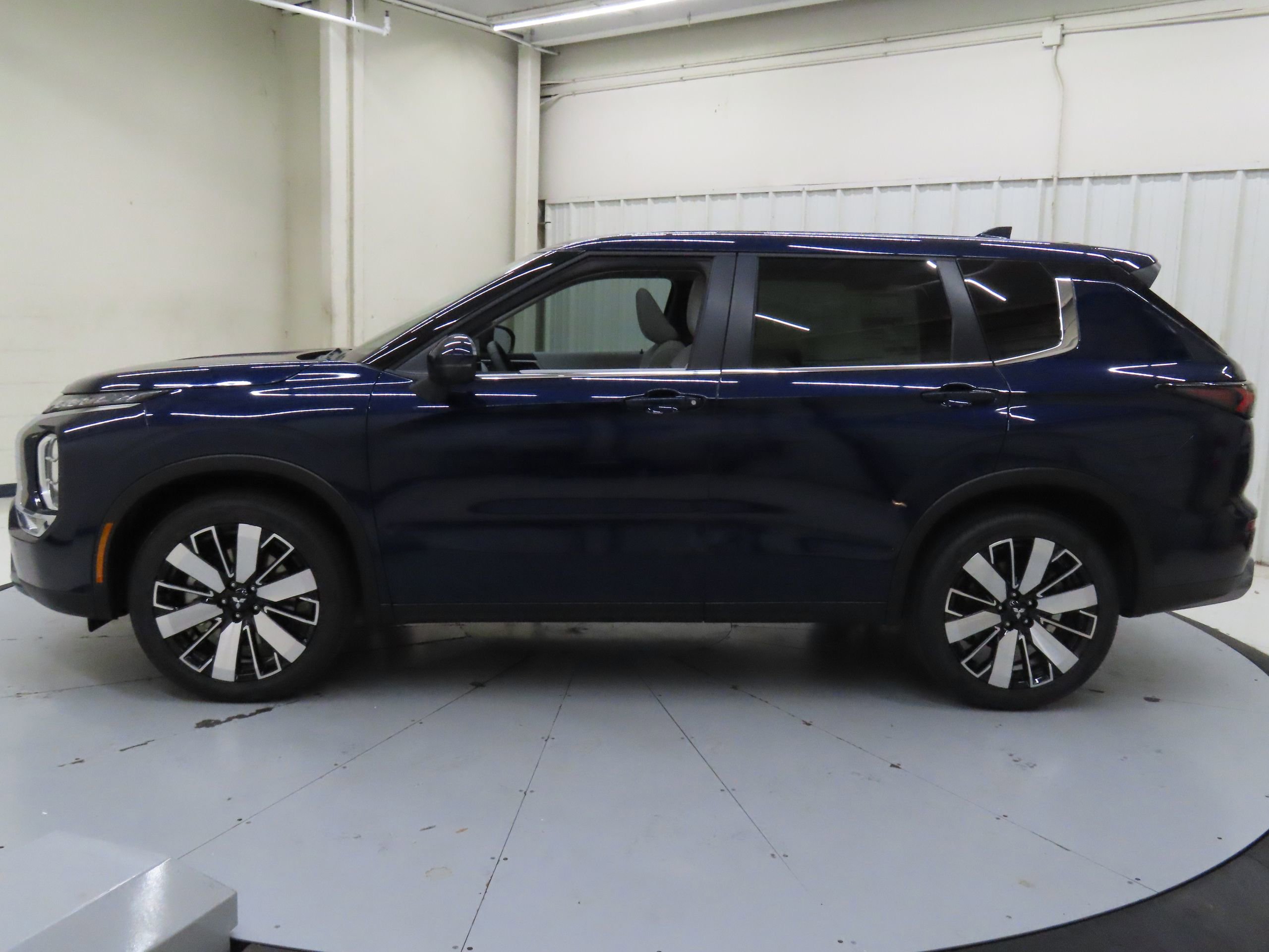 New 2025 Mitsubishi Outlander SE image 6