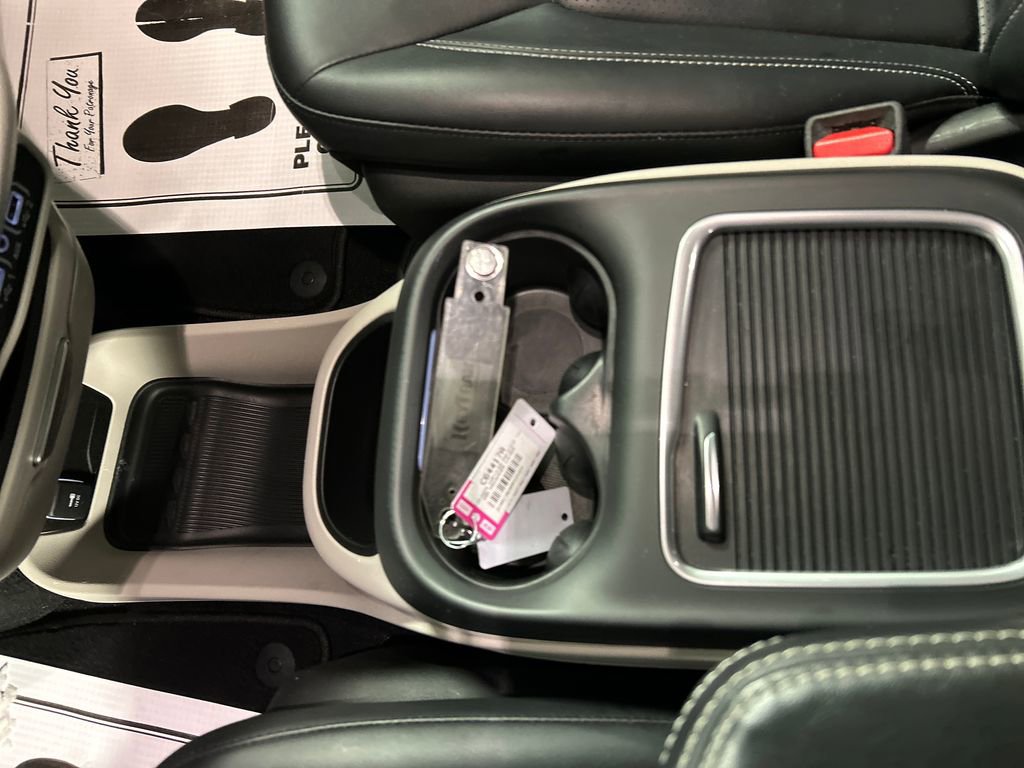 Used 2024 Chrysler Pacifica Touring-L FWD image 21