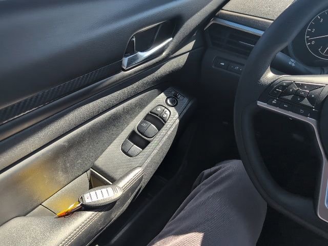 Used 2025 Nissan Altima 2.5 SV image 11