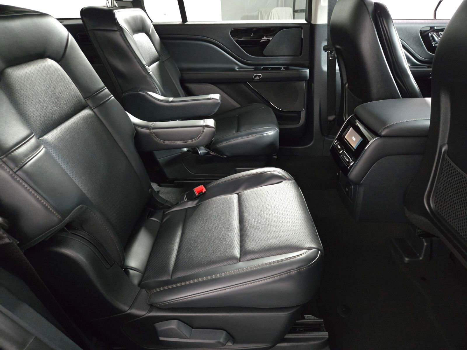 New 2026 Lincoln Aviator AWD w/ Jet Appearance Package image 17