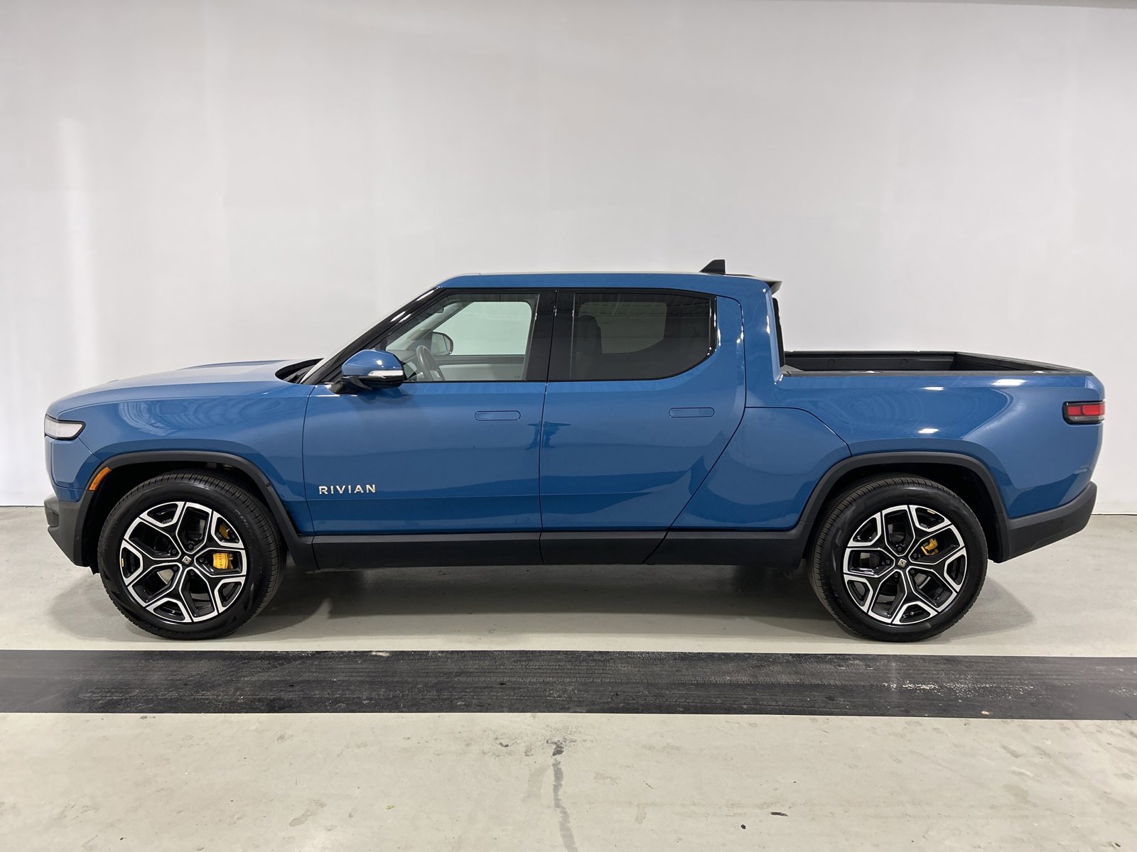 Used 2023 Rivian R1T Adventure image 2