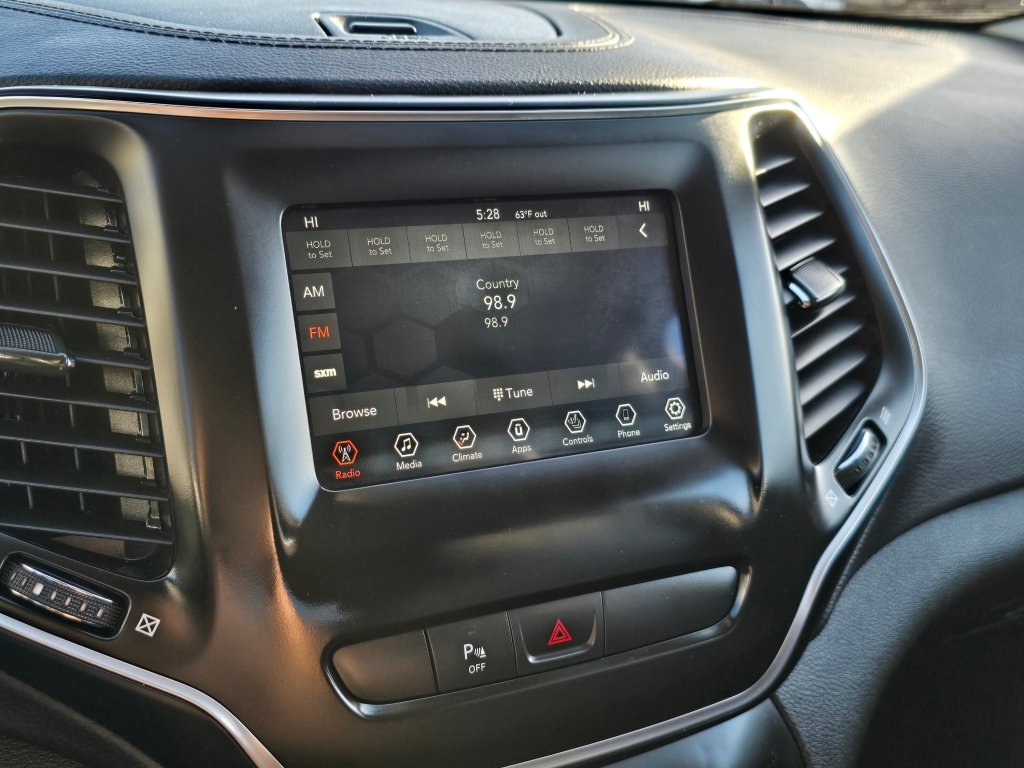Used 2019 Jeep Cherokee Latitude Plus AWD/4WD image 9