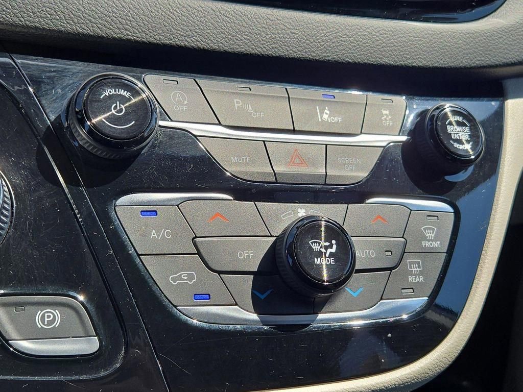 Used 2023 Chrysler Pacifica Touring-L image 23