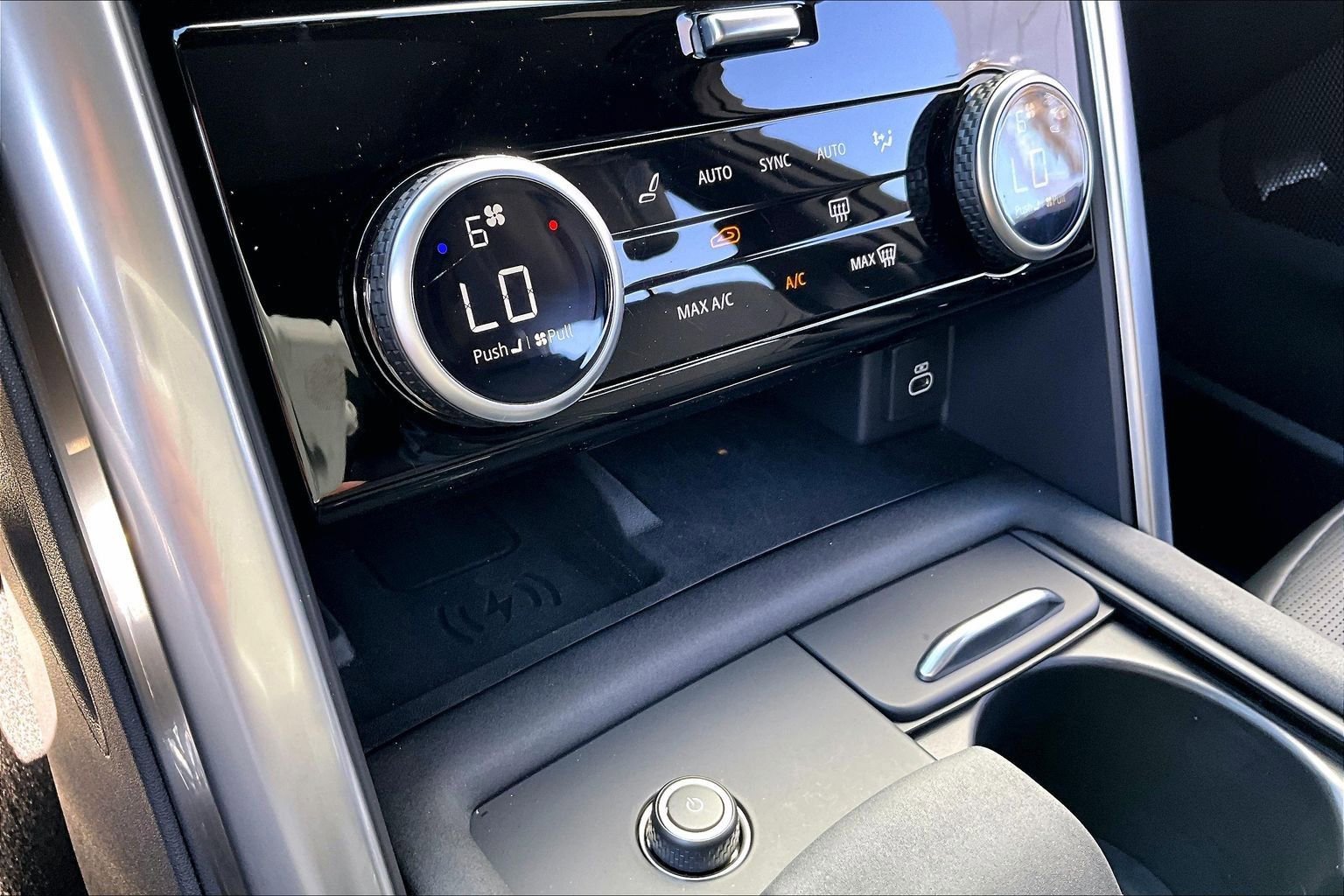 Used 2024 Land Rover Discovery Dynamic SE image 33