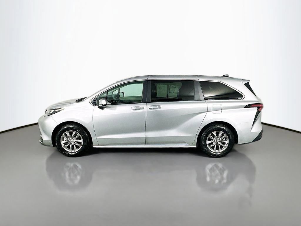 Used 2024 Toyota Sienna LE image 4