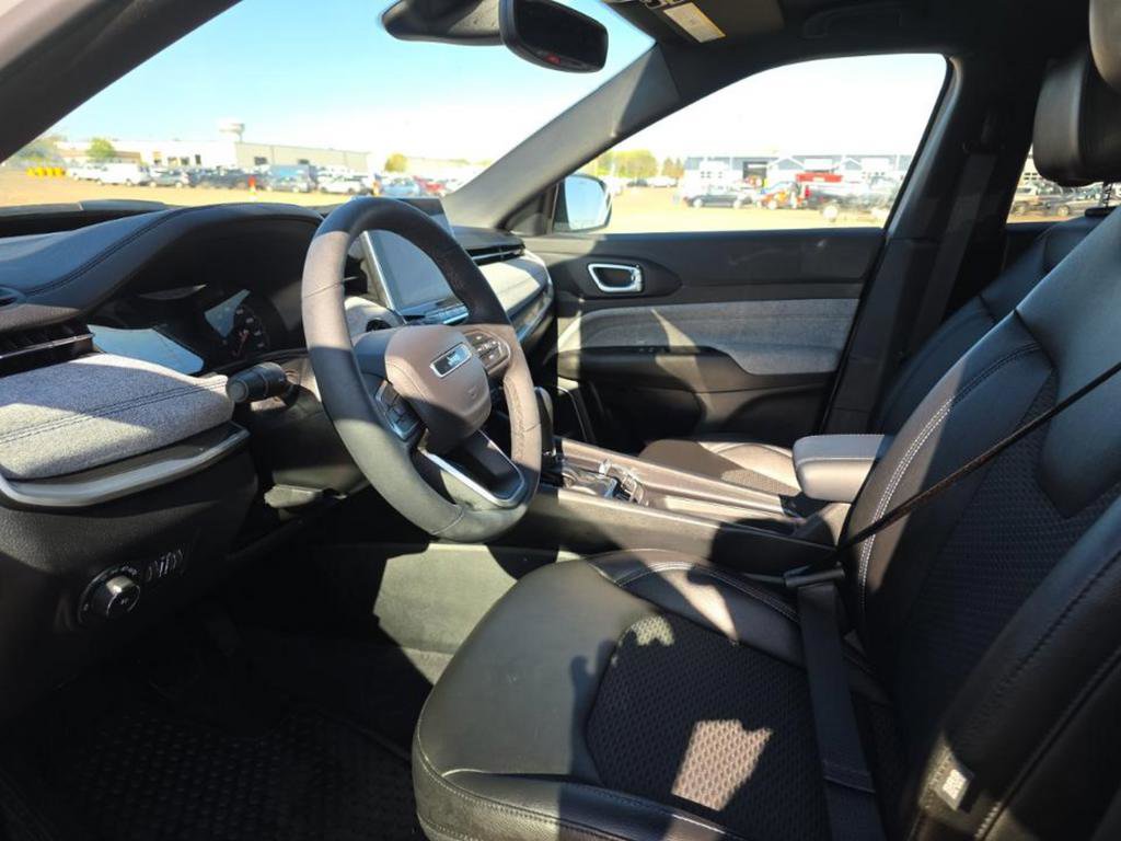 Used 2024 Jeep Compass Latitude w/ Convenience Group AWD/4WD image 3