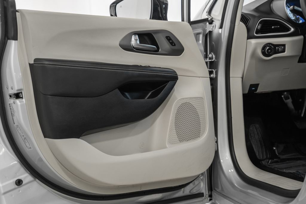 Certified 2024 Chrysler Pacifica Touring-L image 42