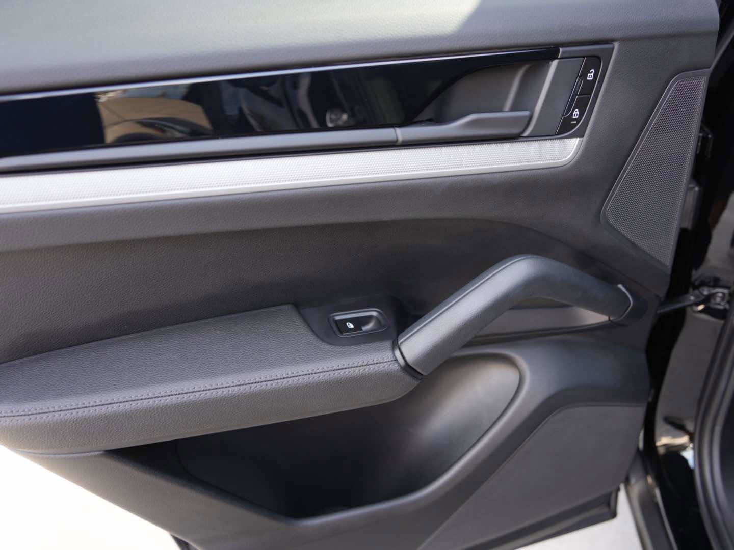 Used 2024 Porsche Cayenne image 9