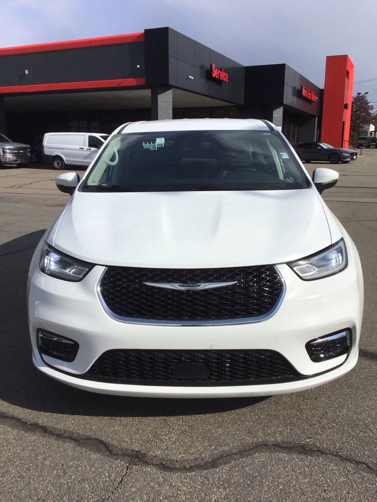 Used 2023 Chrysler Pacifica Touring-L FWD image 2