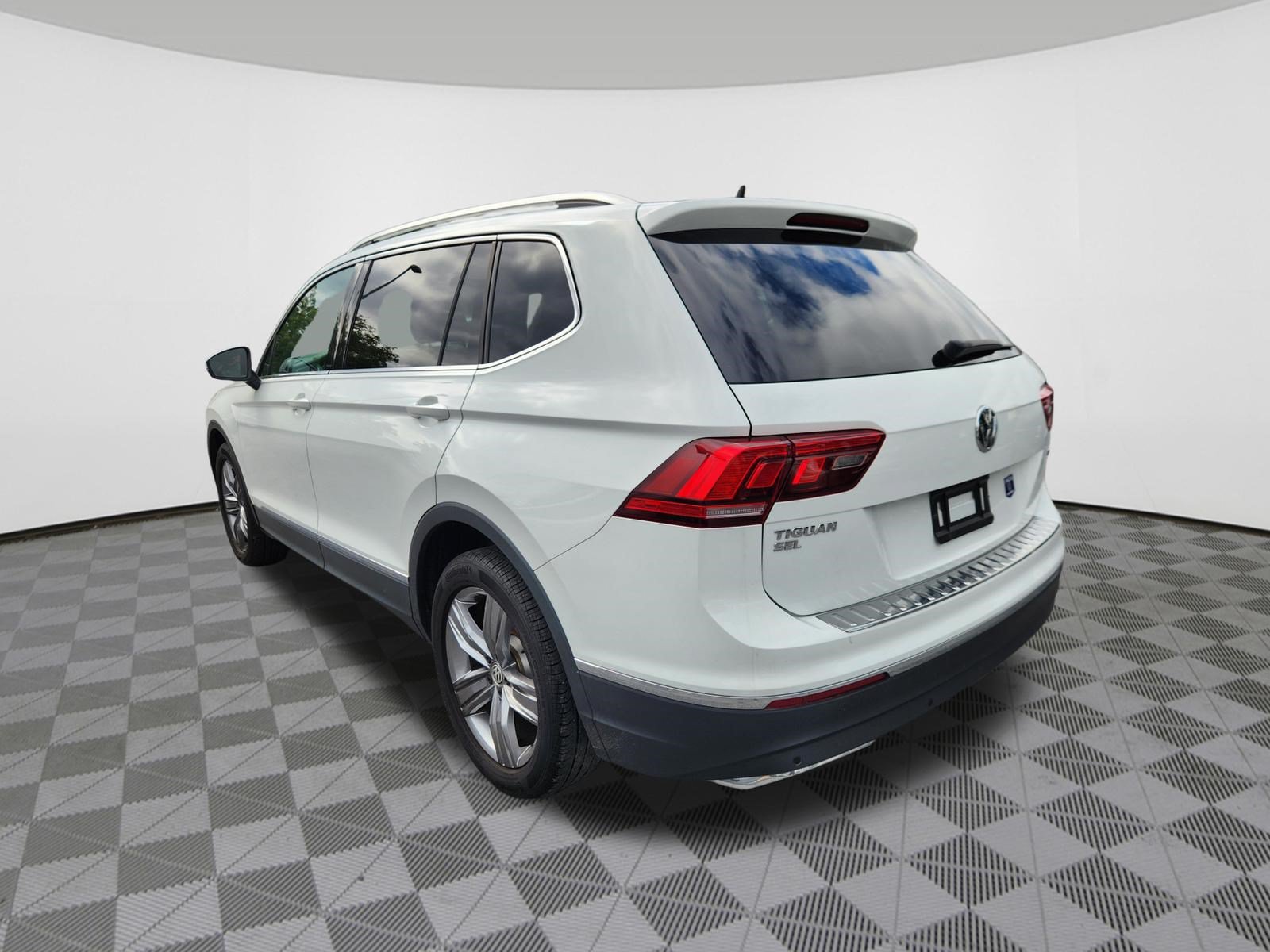 Used 2021 Volkswagen Tiguan SEL AWD/4WD image 3