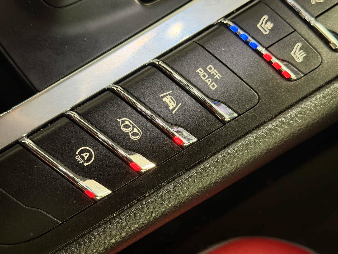 Used 2018 Porsche Macan AWD/4WD image 31