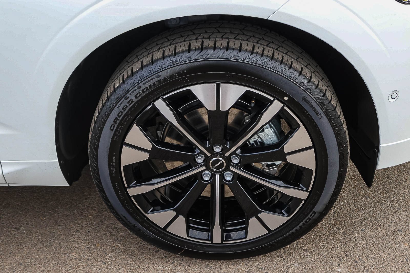 New 2027 Volvo XC60 B5 Plus AWD/4WD image 13