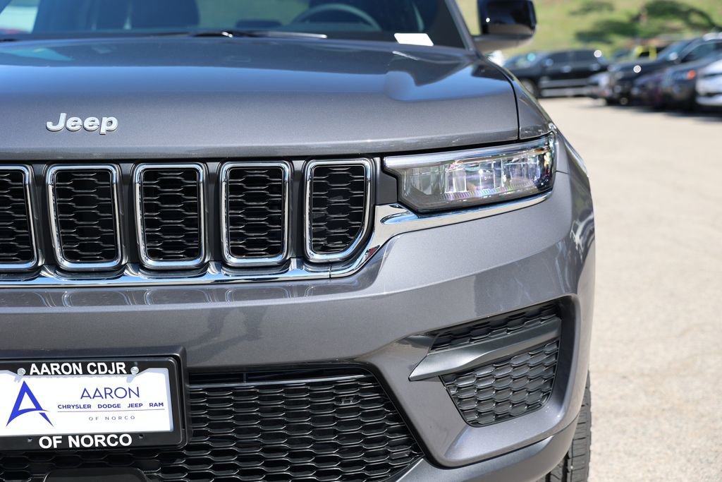 New 2025 Jeep Grand Cherokee Laredo w/ MOPAR Finishing Package image 5