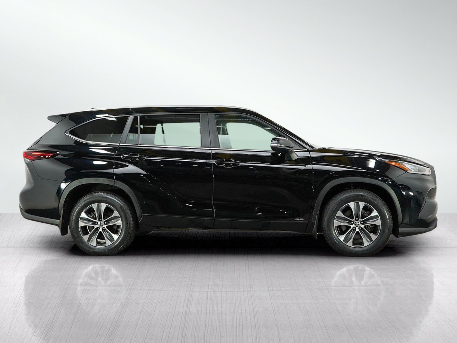 Used 2025 Toyota Highlander XLE AWD/4WD image 6