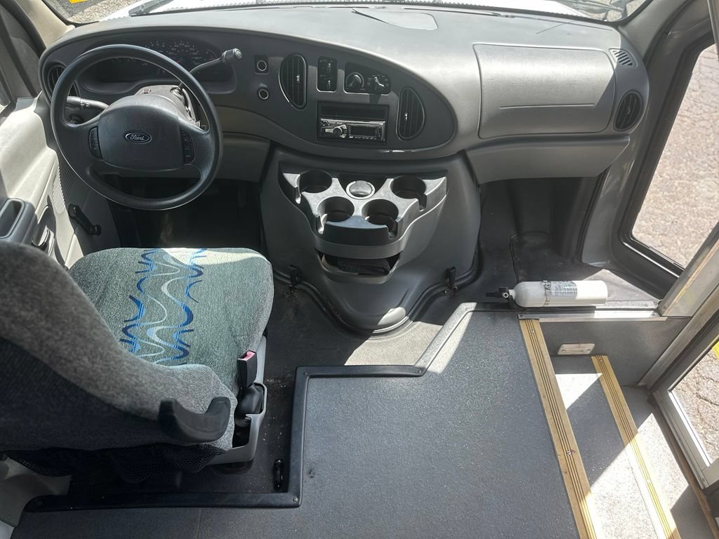 Used 2008 Ford E-350 and Econoline 350 Super Duty RWD image 2