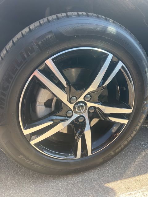 Used 2025 Volvo XC40 B5 Core w/ Climate Package image 31