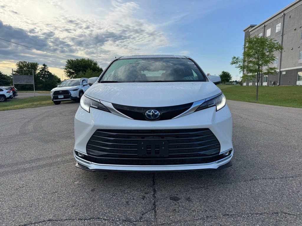 Used 2025 Toyota Sienna Limited AWD/4WD image 13