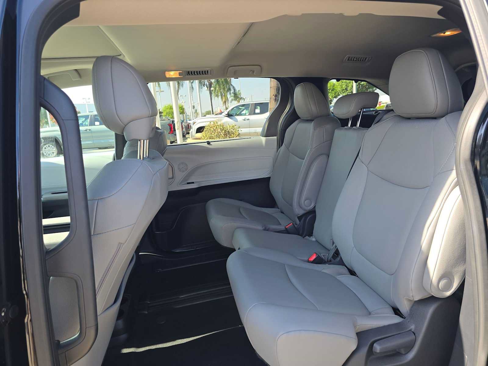 Used 2026 Toyota Sienna XLE FWD image 18