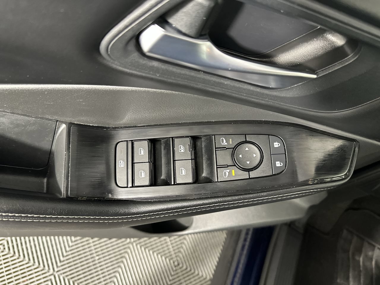 Used 2024 Nissan Rogue SV AWD/4WD image 3