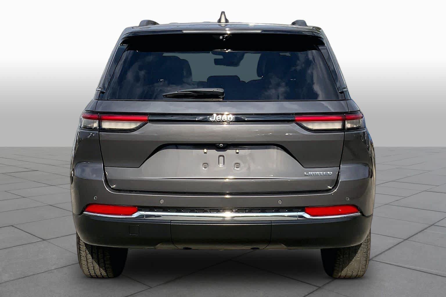 Used 2023 Jeep Grand Cherokee Limited w/ Luxury Tech Group II RWD image 5