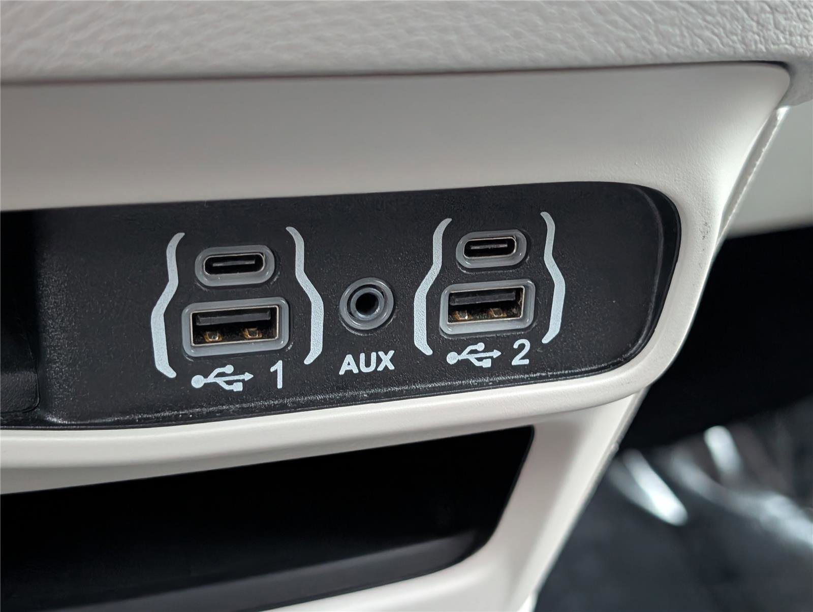 Used 2024 Chrysler Pacifica Touring-L image 23