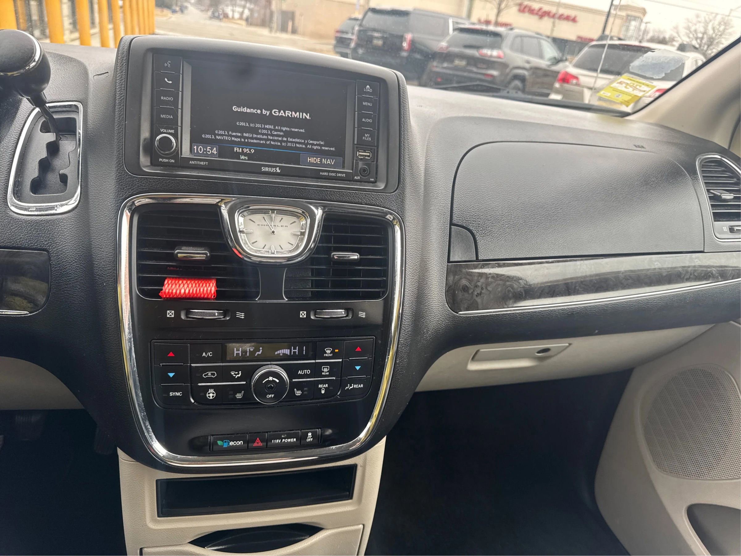 Used 2015 Chrysler Town & Country Touring w/ Driver Convenience Group image 21