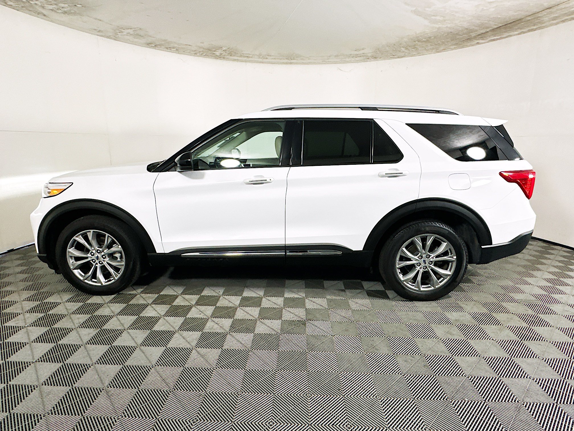 Used 2024 Ford Explorer Limited AWD/4WD image 6