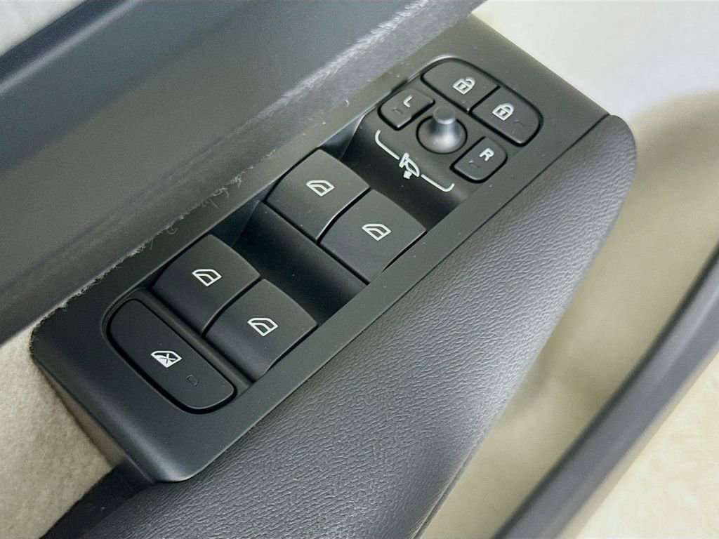 Used 2026 Volvo XC40 B5 Plus w/ Protection Package Premier image 18