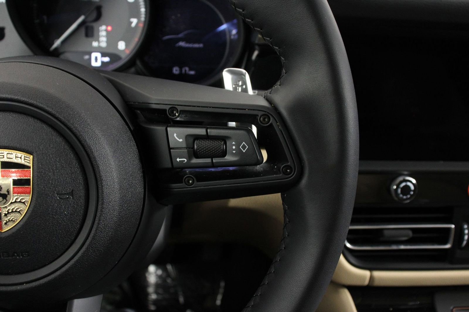 Certified 2025 Porsche Macan AWD/4WD image 15