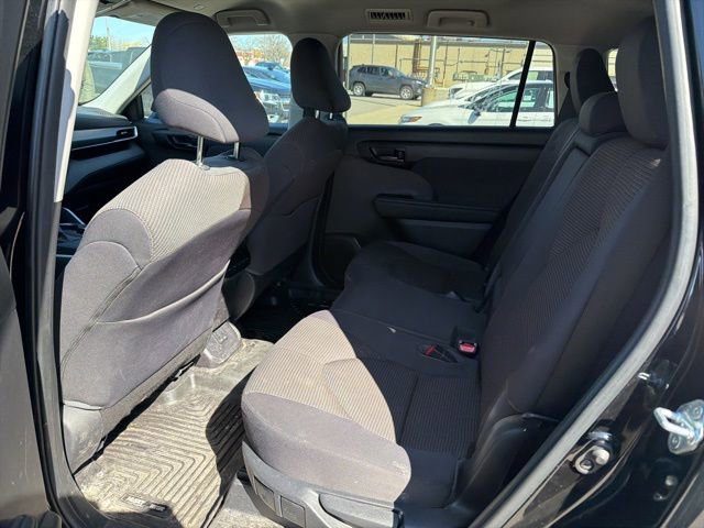 Used 2023 Toyota Highlander LE FWD image 9
