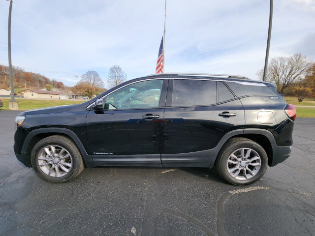 Used 2024 GMC Terrain SLT image 2