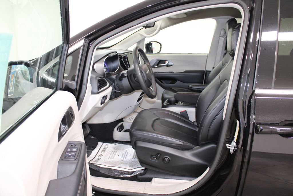 Used 2024 Chrysler Pacifica Touring-L image 19