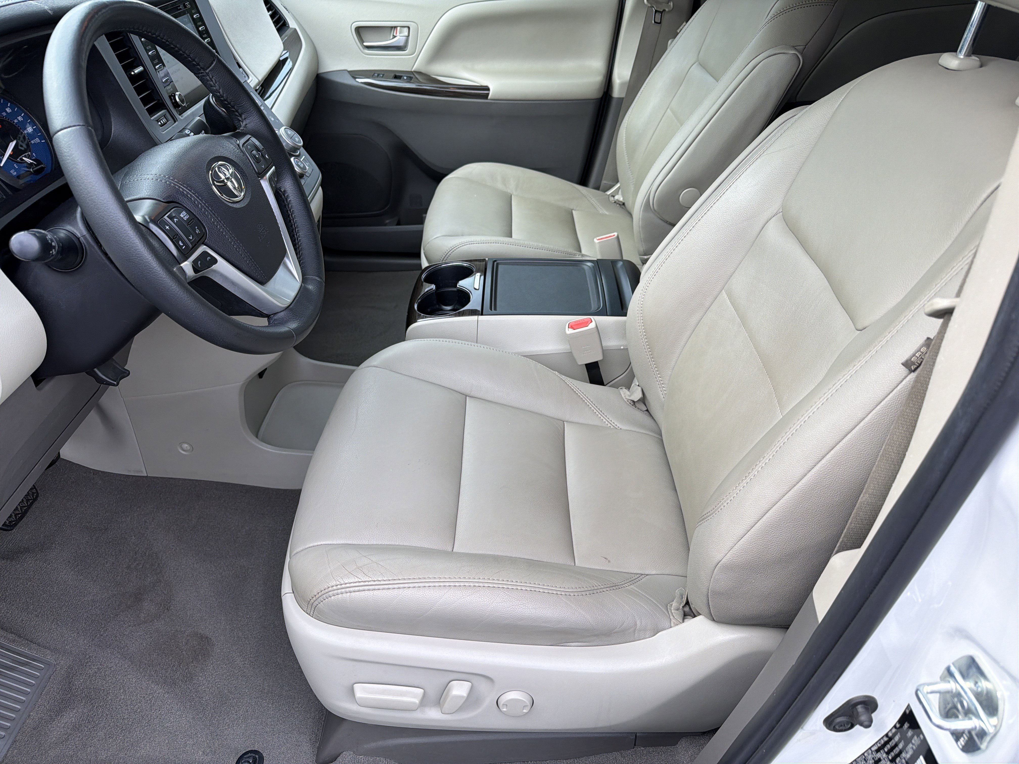 Used 2020 Toyota Sienna XLE Premium FWD image 7